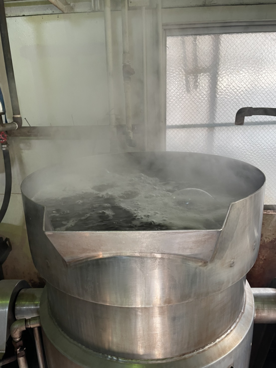 工場での炊き上げ工程